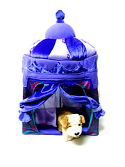 Cama original de color purpura para mascotas pequeñas.