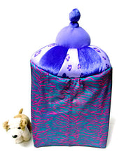 Cama original de color purpura para mascotas pequeñas.